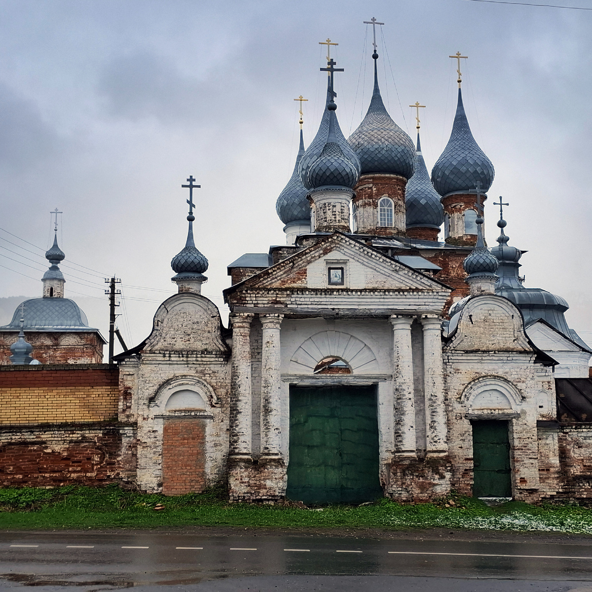 Соборная площадь села Васильевское в Ивановской области. Фото автора.
