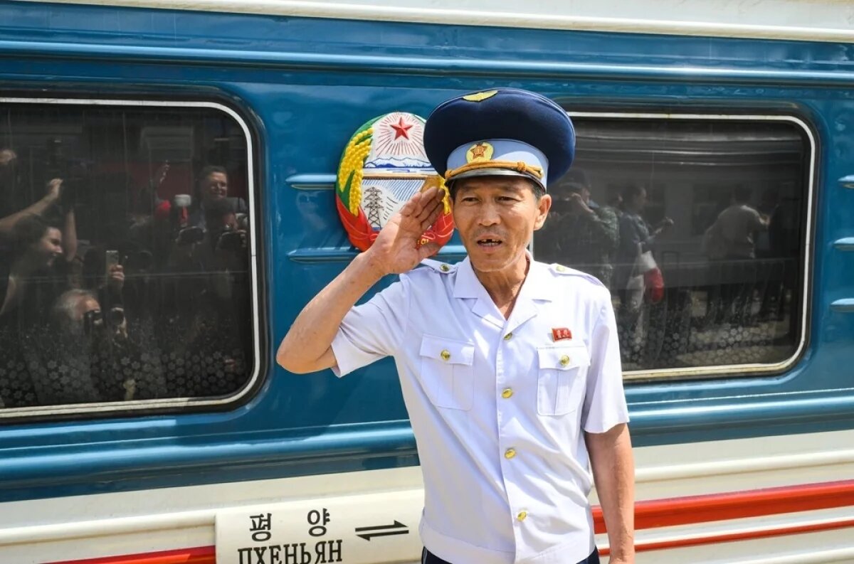    Проводник вагона поезда Пхеньян - Москва на Ярославском вокзале. С 17 июня 2025 года возобновилось прямое пассажирское железнодорожное сообщение между Москвой и Пхеньяном (КНДР).