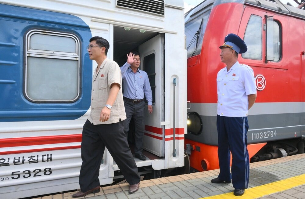    Пассажиры и проводник поезда Пхеньян — Москва на Ярославском вокзале. С 17 июня 2025 года возобновилось прямое пассажирское железнодорожное сообщение между Москвой и Пхеньяном (КНДР). Фото: РИА Новости/ Илья Питалев