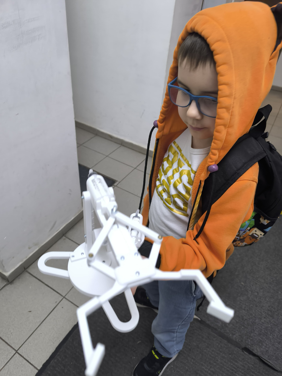 Гидравлический манипулятор, работает на шприцах и воде