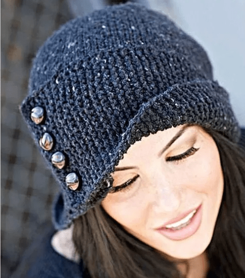 Широкие поля шляпки отгибаются с одной стороны