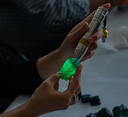 Изумруд Pilala Stone обладает яркой флуоресценцией и исключительной прозрачностью