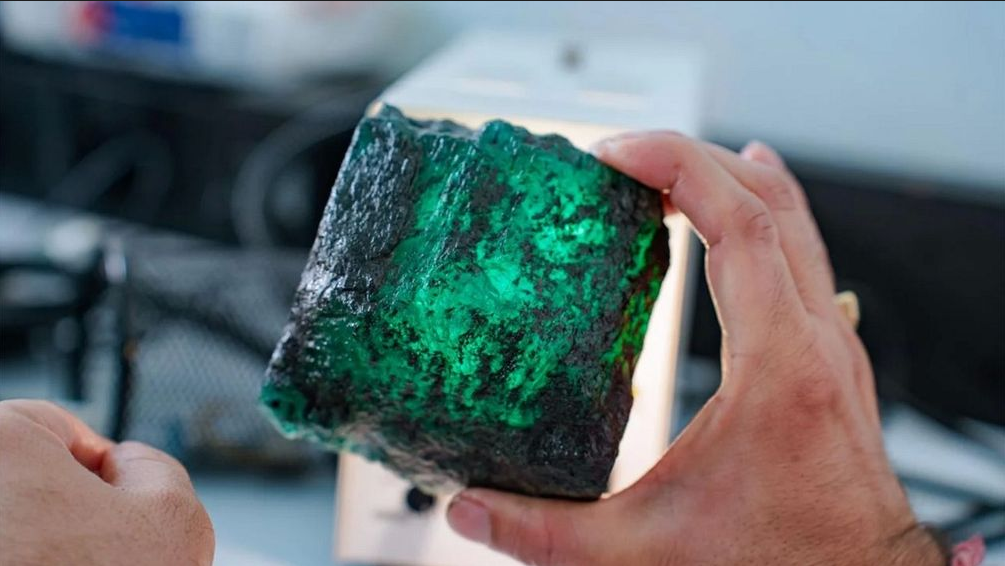 Изумруд весом 6620 карат