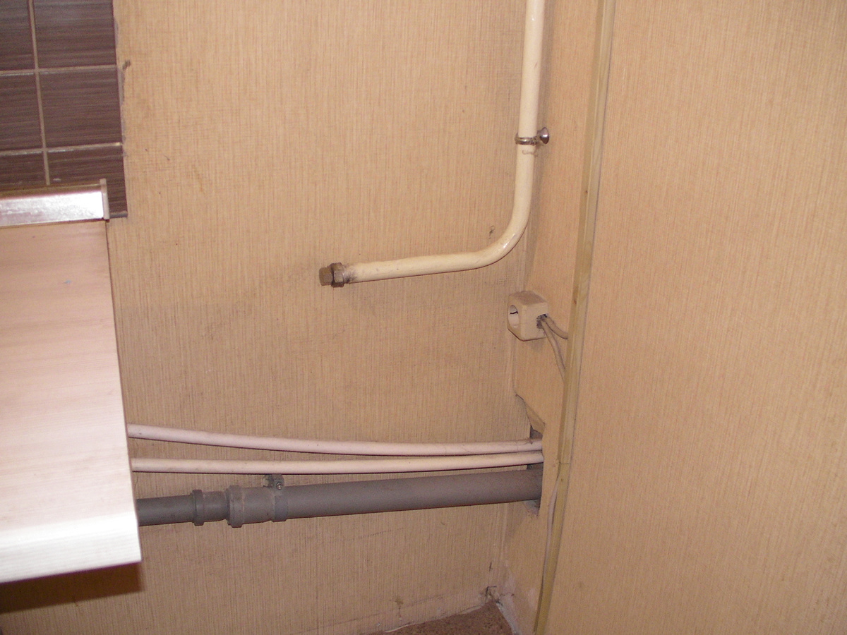 Газовая труба и рядом электрическая розетка... кругом нарушения СП.