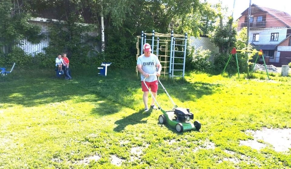    Покос травы в Барнауле. Источник: barnaul.org