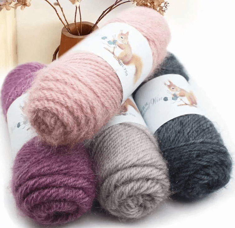 Чтобы связать шапку с козырьком спицами, следует выбрать приятную на ощупь пряжу