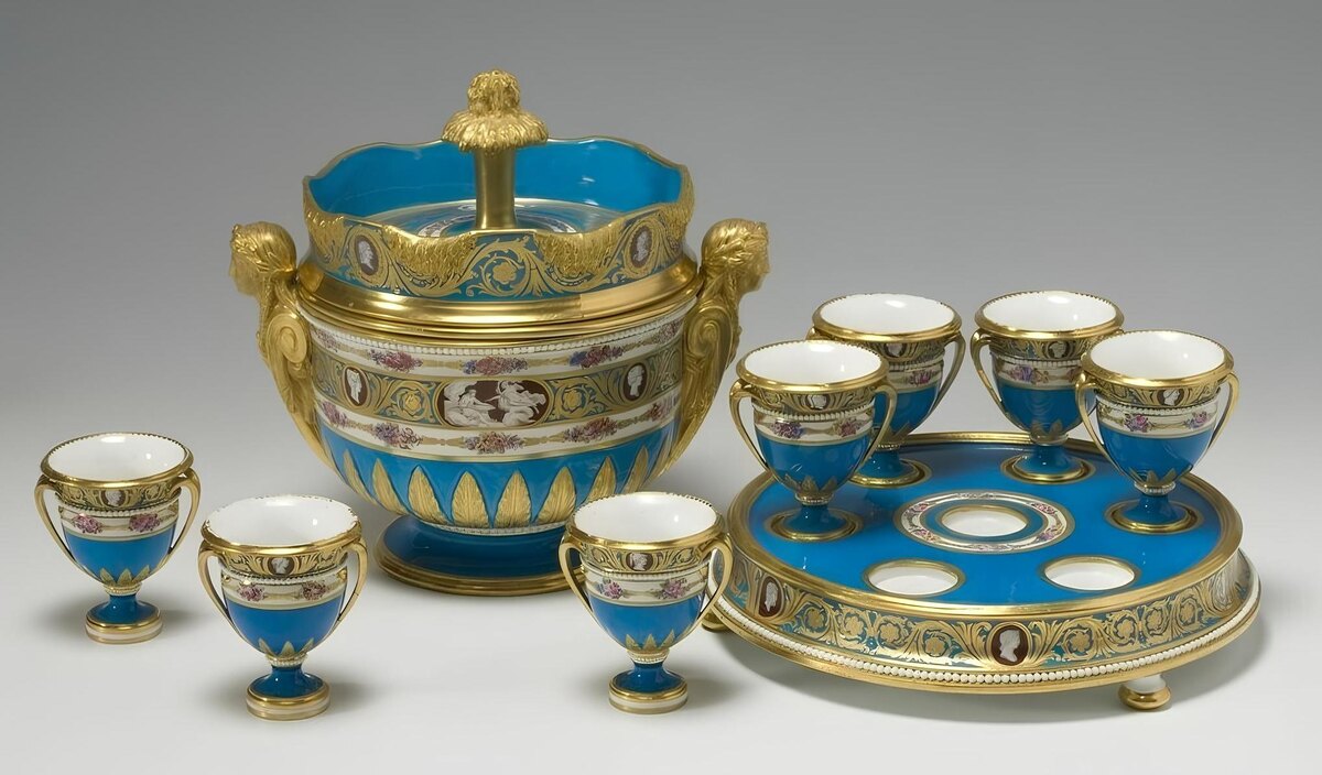 Екатерина II заказала на знаменитой Севрской мануфактуре близ Парижа сервиз с камеями в подарок князю Потемкину. «Чтобы сервиз вышел как можно лучше, я говорю, что он для меня», — кокетливо отмечала российская императрица в частной переписке. За несколько лет было изготовлено около 800 предметов сервировки, в том числе, чашечки для мороженого и ваза для его подачи (на фото). Ныне они находятся в собрании Эрмитажа.