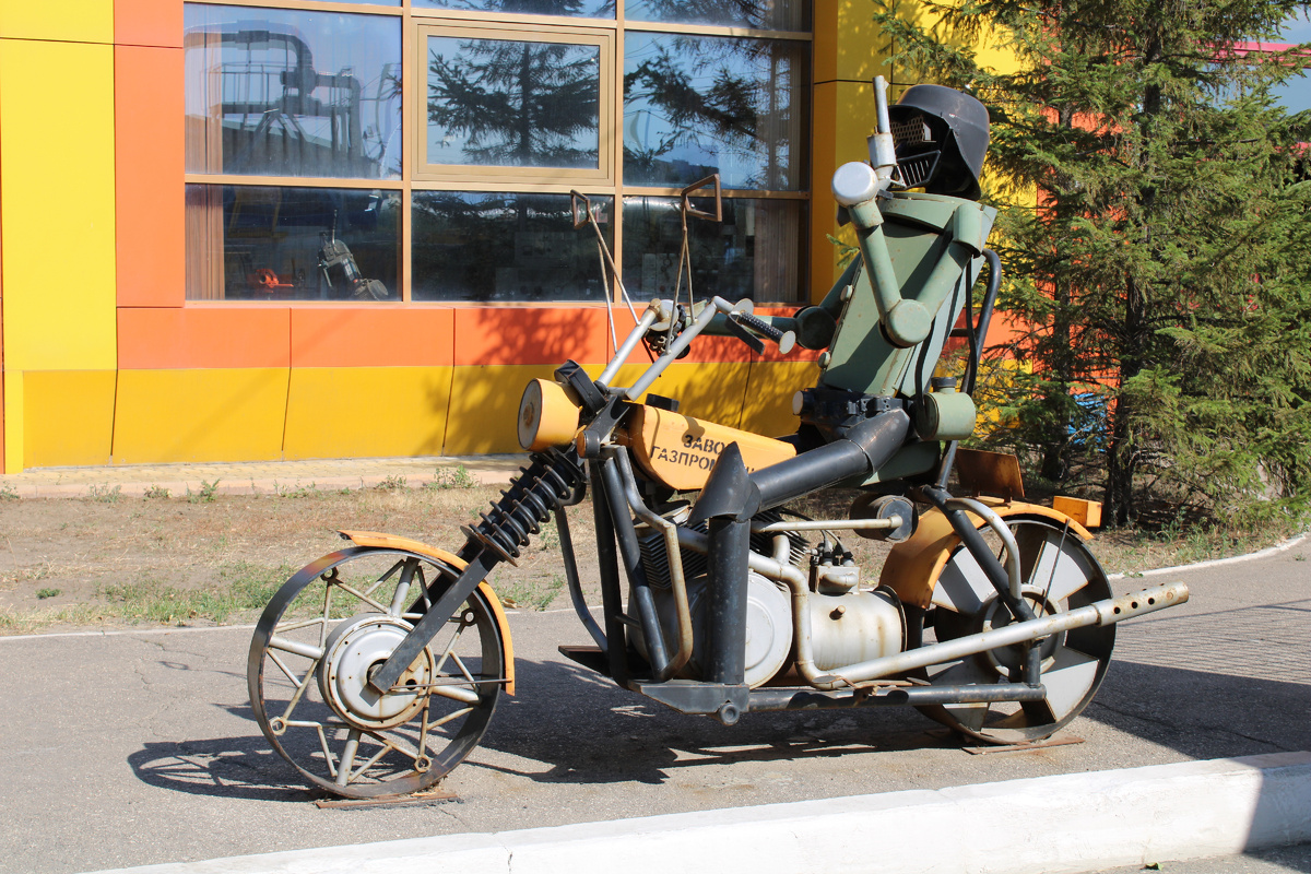 "Мотоциклист". Ул. им. Маркина Н.Г., 1 к3. У входа в цех №2.