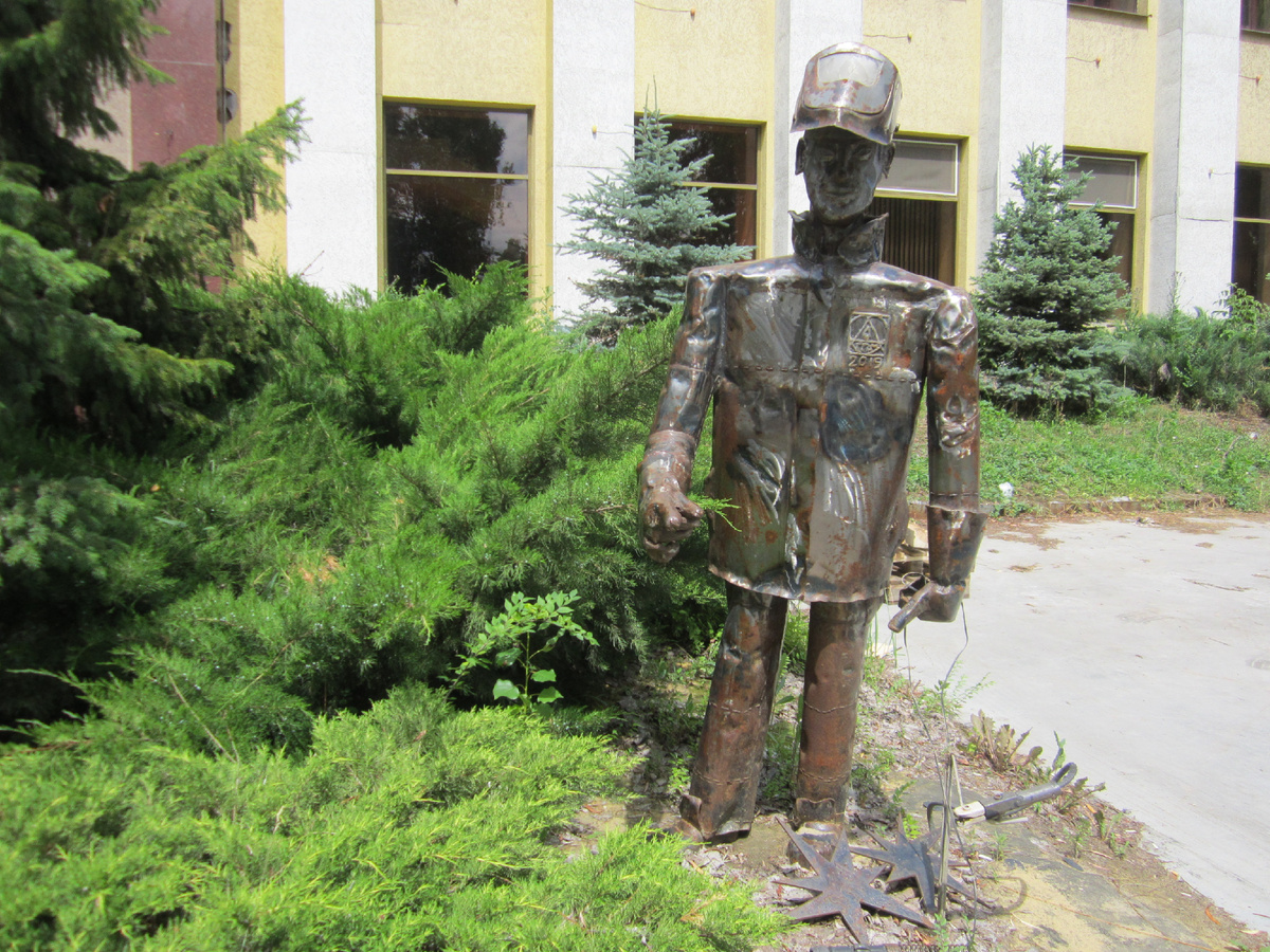 "Сварщик". Ул. Огородная, 162 к2. У входа в цех №1.