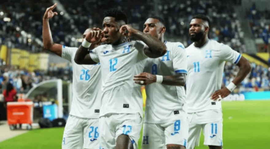 Сборная Гондураса празднует гол в ворота сборной Кюрасао