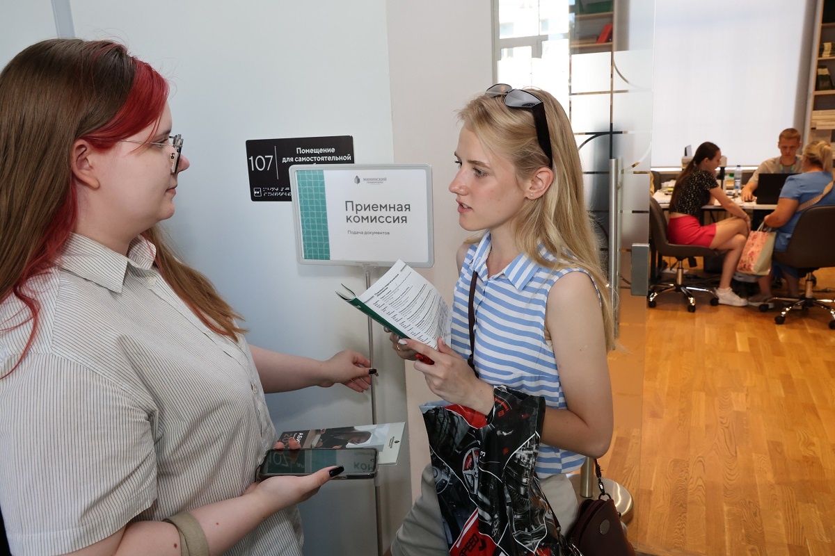    Подать заявку на поступление в вуз можно как дистанционно, так и в приёмной комиссии, но некоторые вузы принимают заявки только через госуслуги