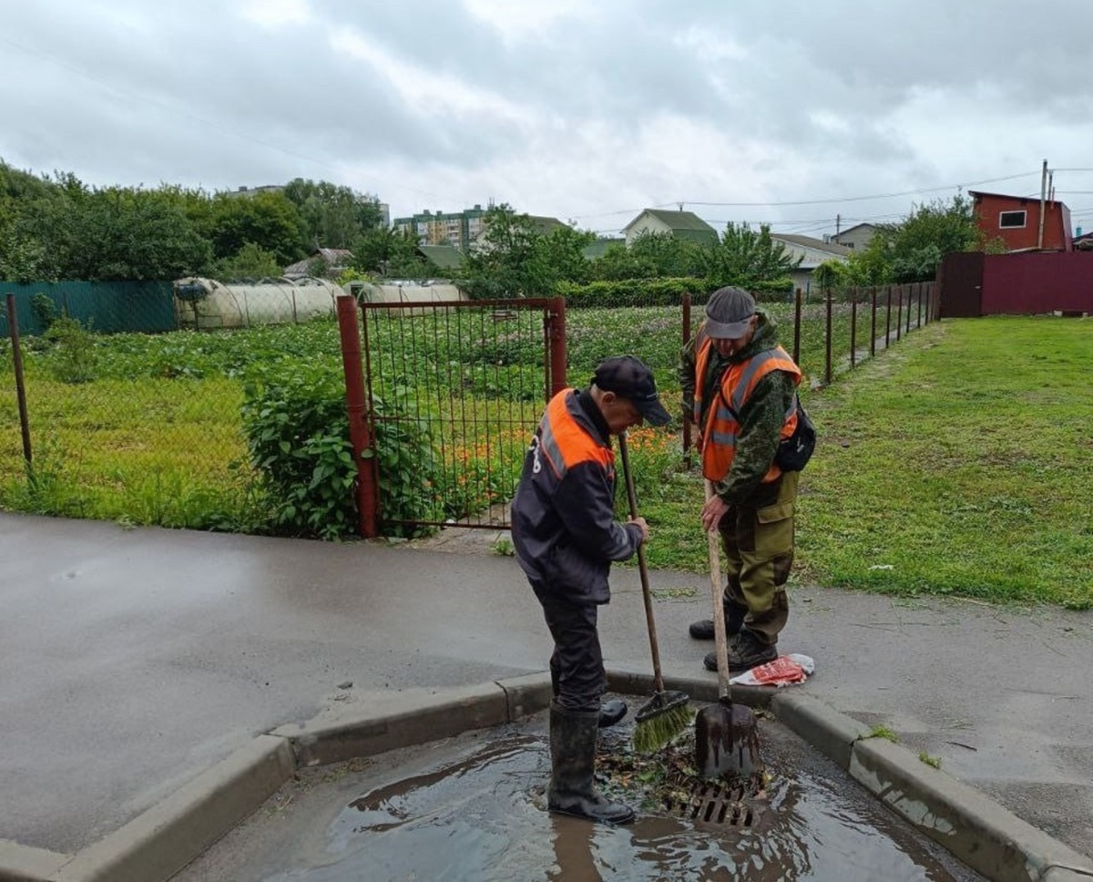    В Курске активизировали работу по очистке ливнеприемных решеток и камер