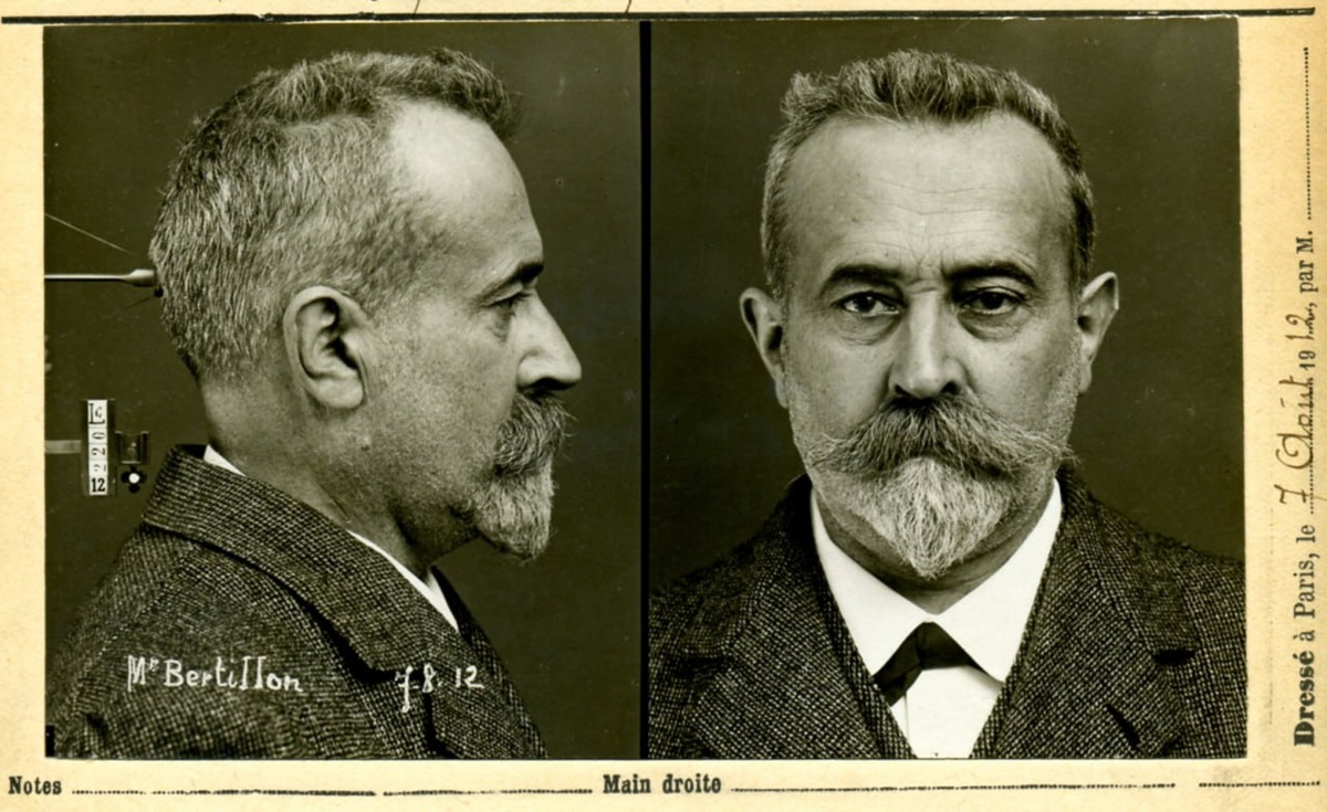автопортет Альфонса Бертильона, создателя т.н. «бертильоновского фото»