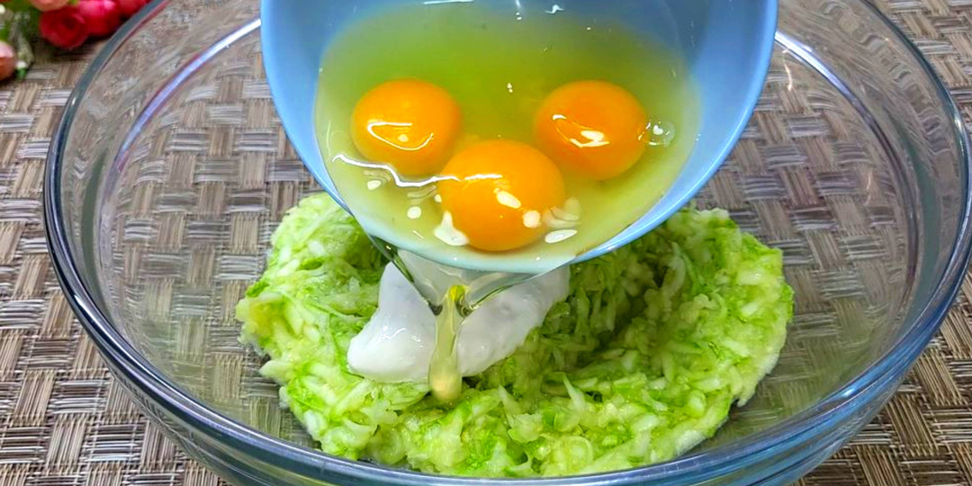 Просто натрите кабачки и добавьте яйца. Так вкусно, что летом готовлю через день. Пицца из кабачков