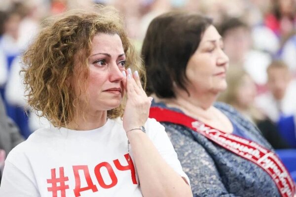 Выпускной — один из самых волнительных моментов для родителей. Фото © ТАСС / Дмитрий Феоктистов
