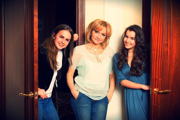 Со старшей дочерью от первого брака, художницей Анастасией  и 
и младшей дочерью, актрисой Марией Свирид. Фото из архива "7 секретов"