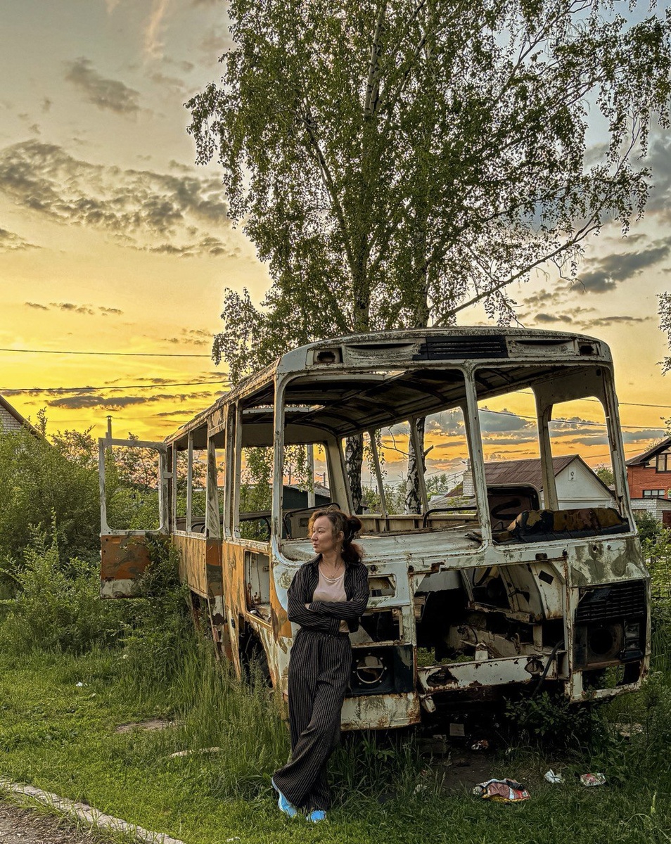 Примерно так ощущается все ненужное в жизни - развалившийся автобус, на котором надеешься доехать до своей цели