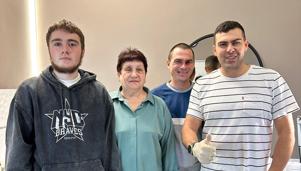 На фото Томара, Александр, Леонид с Романом Придворным, руководителем лаборатории "ЦентрГлазОмск"