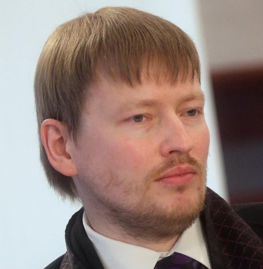    Сергей Беляков Историк, литератор — Это своеобразная сказка, она не совсем волшебная, если не считать предсказания, которое Ассоль услышала в детстве. Ведь там почти нет мистики, нет сверхъестественного. Есть, как будто бы, цепь случайностей, которая и образует эту сказку. Поэтому это и феерия, и романтически-сентиментальная повесть.