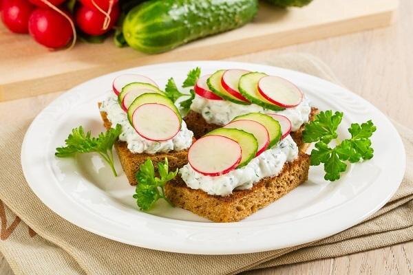   Тосты с творожным кремом, редисом и огурцом, фото: К. Виноградов/BurdaMedia
