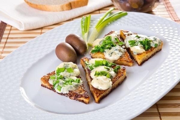    Тосты по-французски с сыром рокфор и зеленым луком, фото: К. Виноградов/BurdaMedia