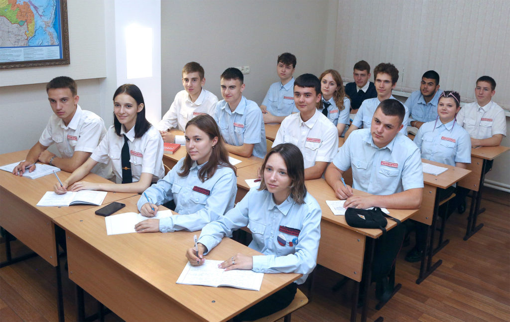    В Тимашевском филиале Северо-Кавказского техникума «Знание» готовят специалистов по востребованным на рынке труда профессиям. На фото студенты 2 курса специальности «Правоохранительная деятельность». Фото Архипа Ларченко. Евгения Орлова