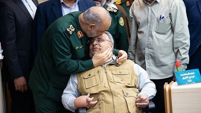 Фотография присутствия генерала Салами на собрании по Корану в период коронавируса.