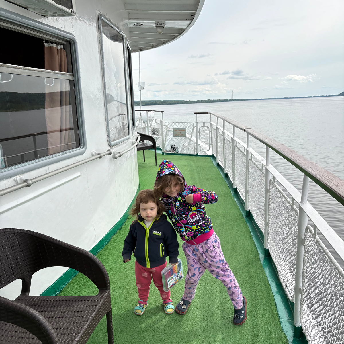 Детей я тоже через силу фотографирую, решила это исправить)