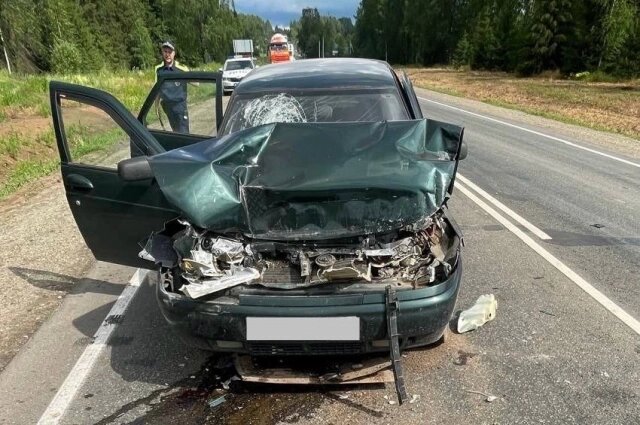    В этом автомобиле пострадали водитель и три пассажира. Фото: Госавтоинспекция Кировской области
