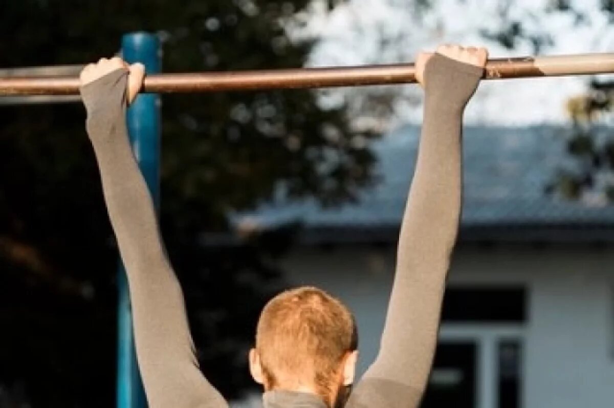    В Петербурге мужчина ударил ребенка за просьбу научить подтягиваться