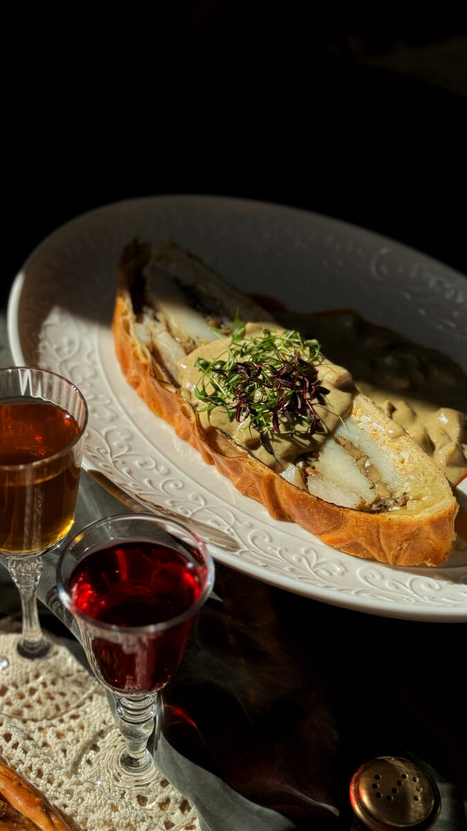 Волжская кулебяка с соусом из белых грибов в ресторане «Краса»