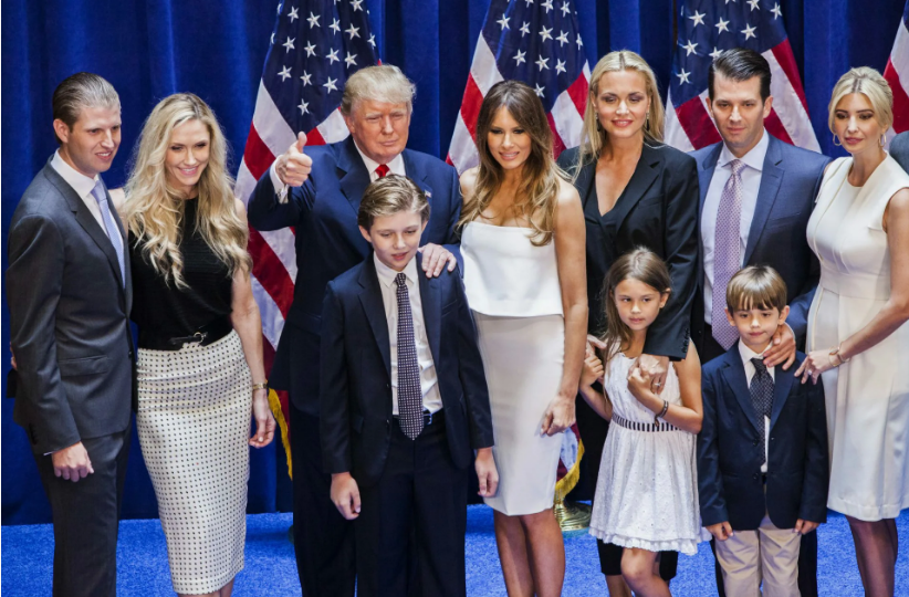  Трамп-батюшка с семейством.