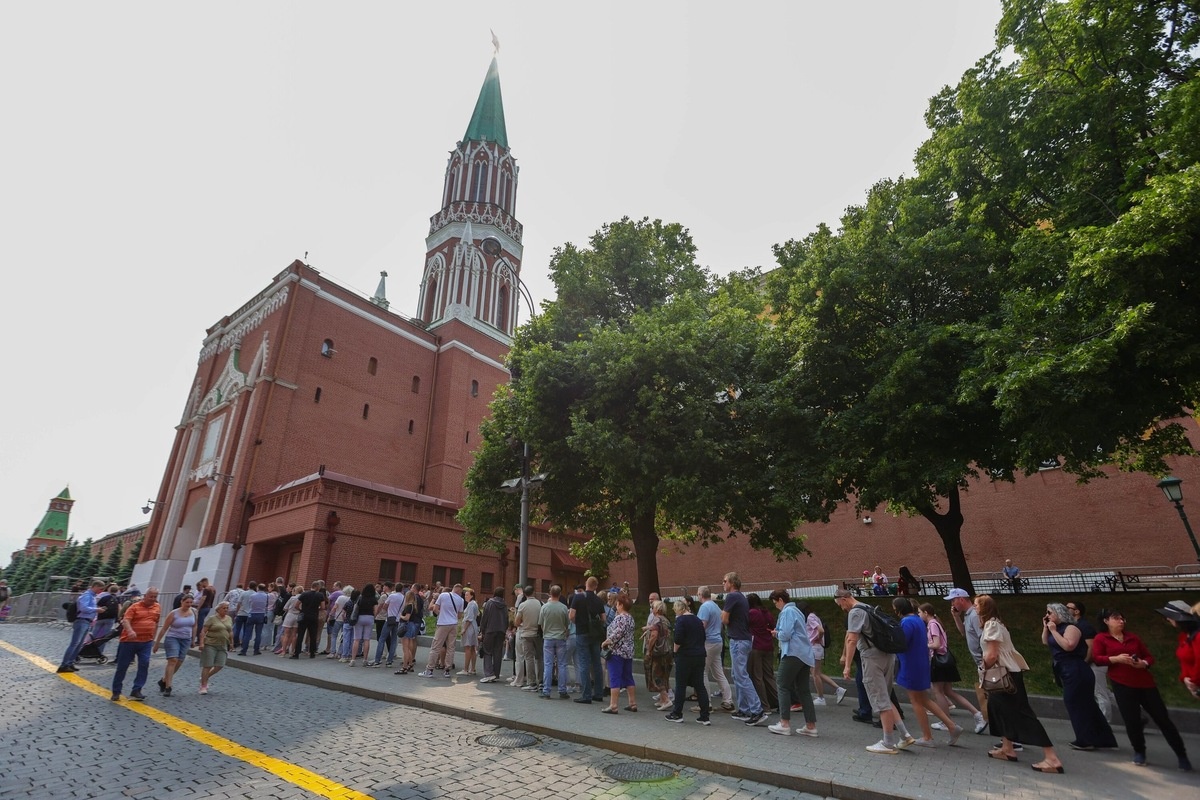 Очередь в Мавзолей Ленина в Александровском саду.