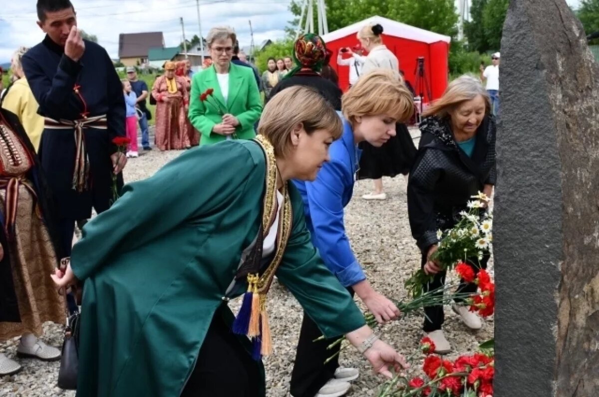    В кузбасском посёлке телеуты открыли камень в честь погибших в войнах