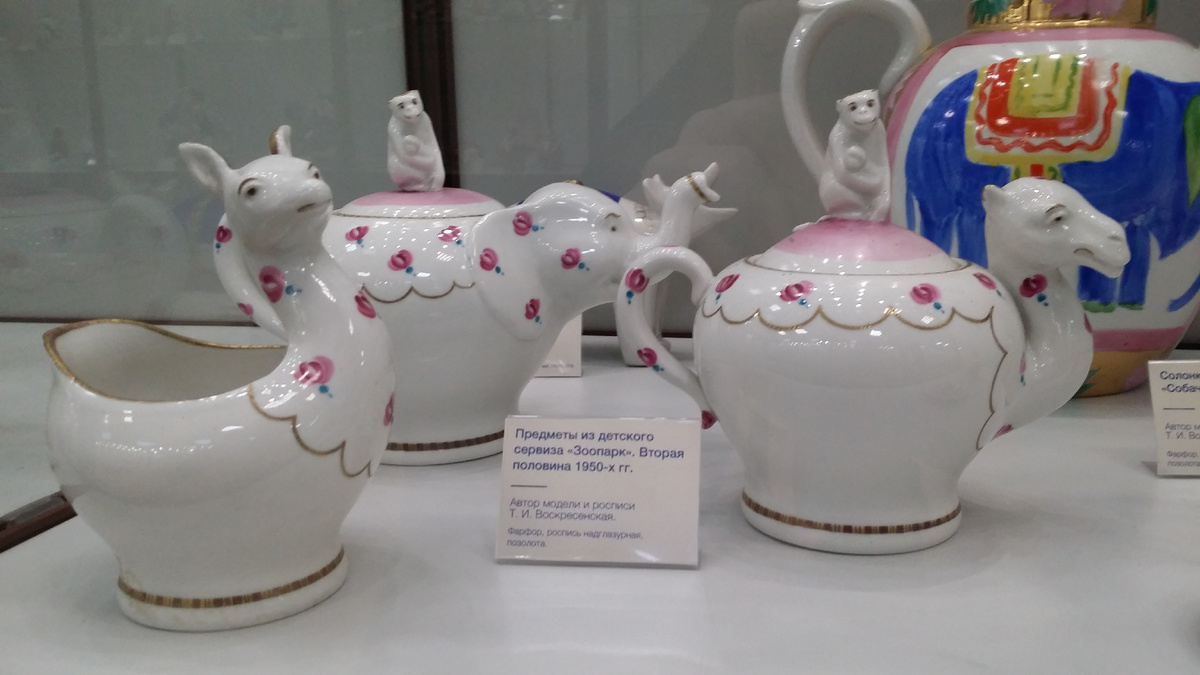 Тамара Воскресенская. Предметы из сервиза «Нашим друзьям». 1957. Музей Дулёвского фарфорового завода 