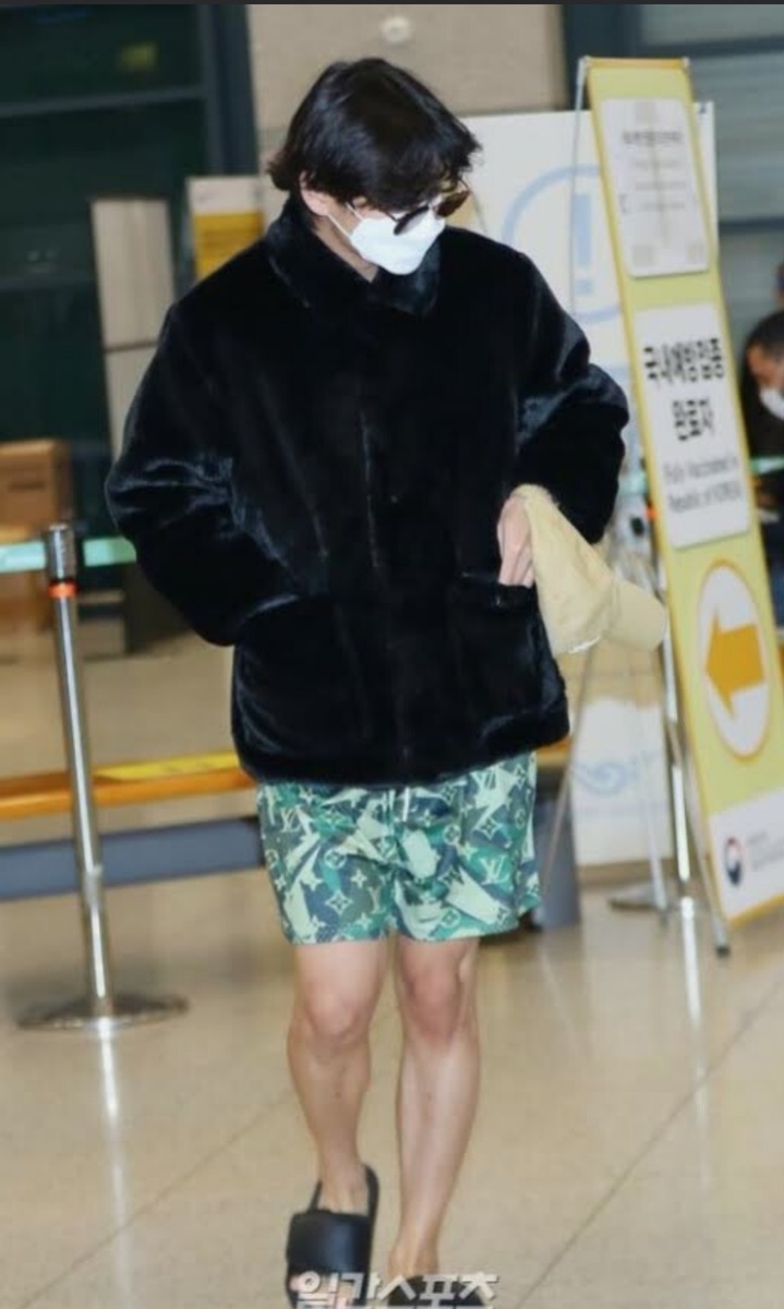 Ким Тэхён из BTS. Какие ножки! Но шлепки надо заменить на босоножки!