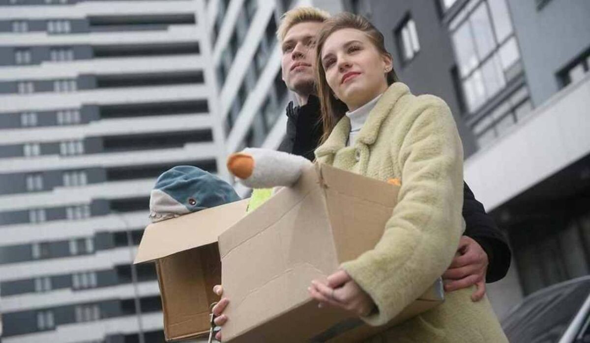     Люди с коробками. Источник: kp.ru Автор фото: Алексей Булатов