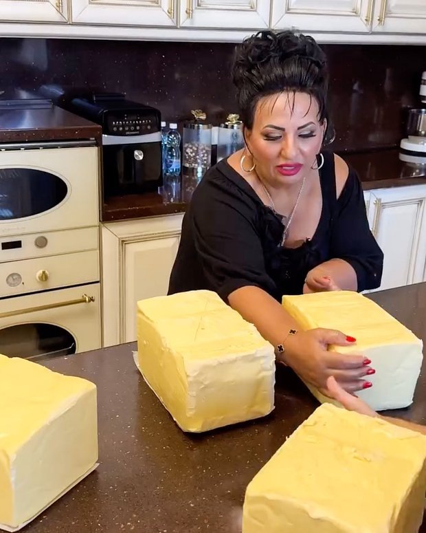    "Гвоздем программы" ее блога - демонстрация подвала с банками солений, варенья, чурчхелой, мясом и всевозможными деликатесами. Ее подвал стал мемом.