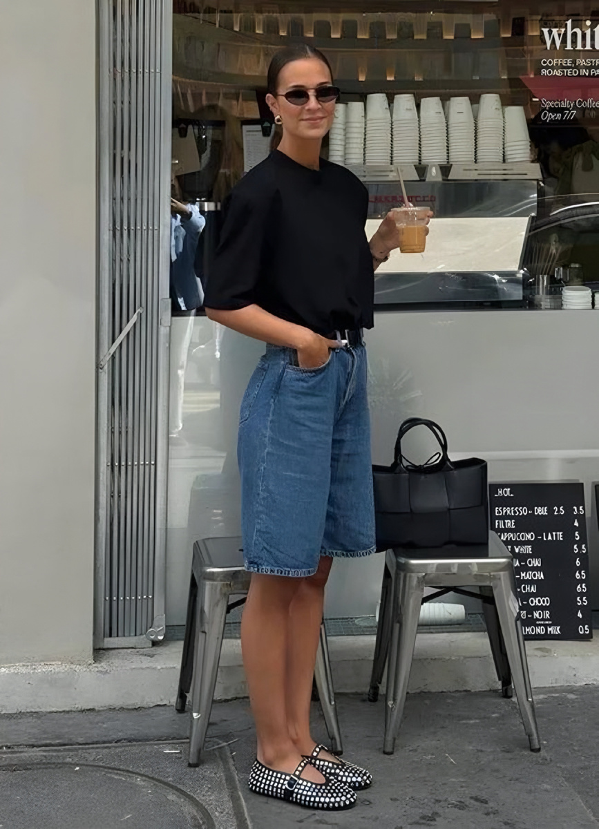 Футболка и джинсовые шорты