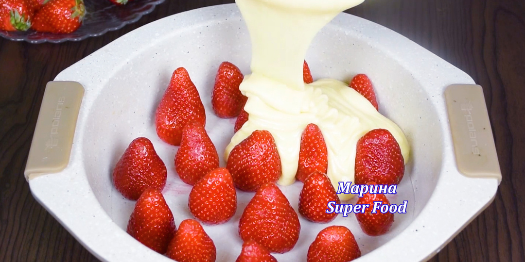Из кефира готовлю пирог с клубникой: рассыпчатый, мягкий и нежный как кекс