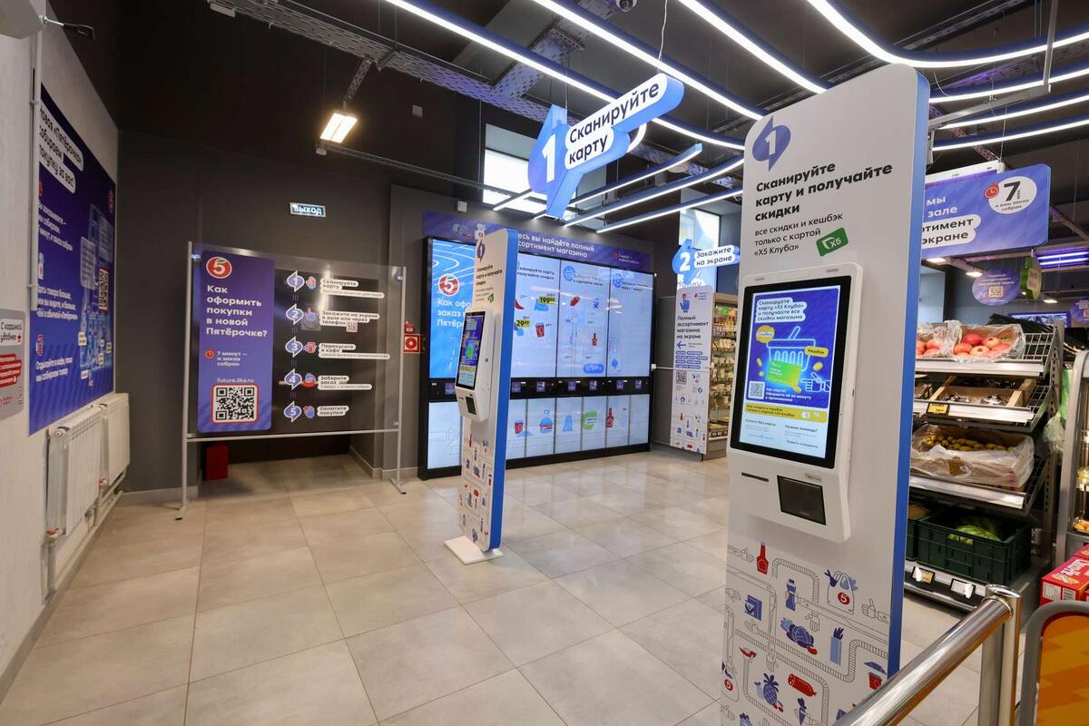 Магазин будущего открылся на Серпуховской улице в Москве, представляя собой революционный phygital-формат от «Пятёрочки».

Умный магазин площадью 215 кв. метров встречает покупателей персональными предложениями, которые формируются автоматически после сканирования карты «Х5 Клуб». Электронные ценники и инновационные кассы самообслуживания с поддержкой всех способов оплаты создают новый уровень удобства.

Технологичные решения включают уникальные тач-экраны для заказа товаров и планшеты в торговом зале, что позволяет расширить ассортимент на площади обычного магазина. Особая фишка – виртуальный сомелье, помогающий с выбором напитков в алкогольной зоне.

Зона отдыха с кафе и современные условия для персонала делают магазин комфортным как для покупателей, так и для работников.

Будущее ритейла уже здесь, считает гендиректор сети Владислав Курбатов. Компания стремится создать максимально удобный шопинг для всех поколений покупателей, предлагая сочетание передовых технологий и качественного сервиса.

Этот проект – первый шаг в новую эру розничной торговли, где цифровые инновации органично вплетаются в привычный формат покупок.

Подписаться ✍️

