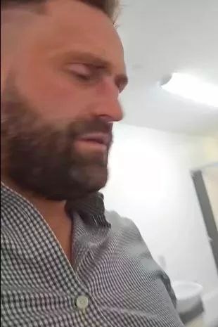 Кадр из видео, которое диджей снял в туалете