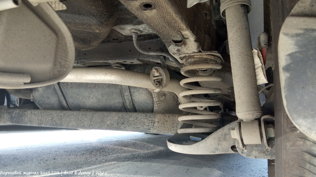 Чёрные точки на задней балке - это, вероятно, гудрон, т.к. ездил по ремонтным участкам дороги, а вот коричневые точки на выхлопном тракте - это либо грязь или коррозия начинается, пока сказать затрудняюсь. Автор фотографии kua1102