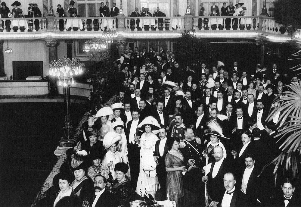 Источник: https://gorbilet.com/blog/teatr-i-kino/svetskij-kutyozh-ili-kak-razvlekalis-v-peterburge-v-xix-stoletii