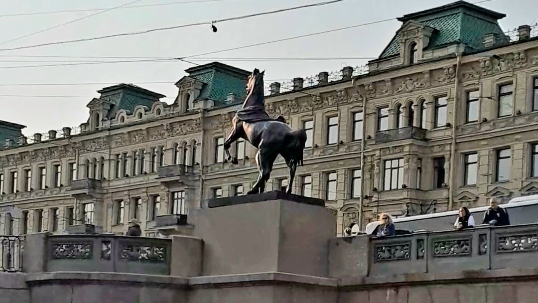 На теплоходе под Аничковым мостом.