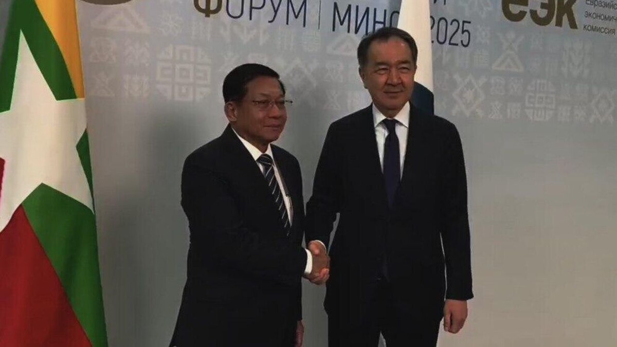 Председатель Коллегии ЕЭК Бакытжан Сагинтаев провел рабочую встречу с премьер-министром Республики Союз Мьянма Мин Аун Хлайном
© Photo : Пресс-служба ЕЭК