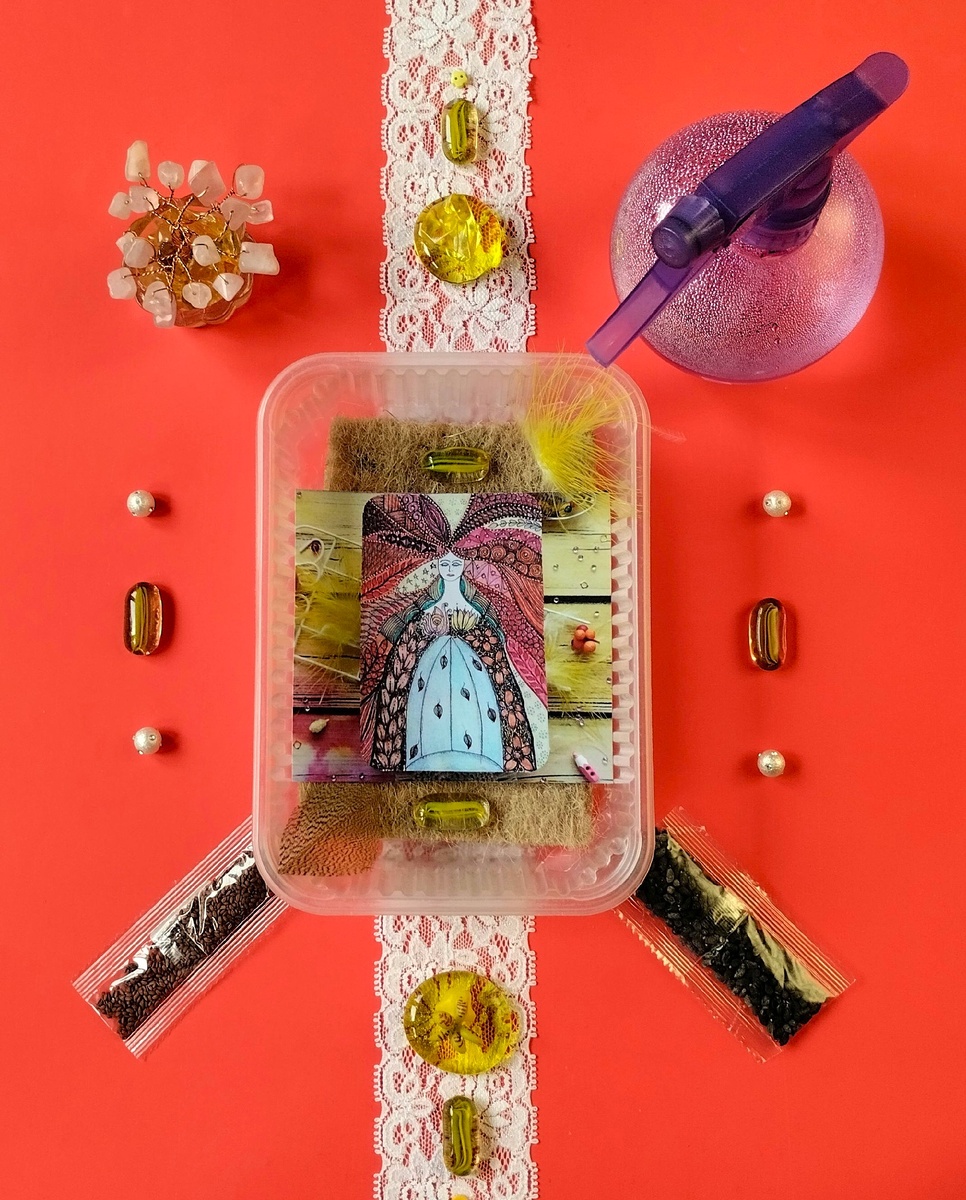 Необходимое для посадки семян. Для композиции использовала фото с моим рисунком в стиле зенарт.