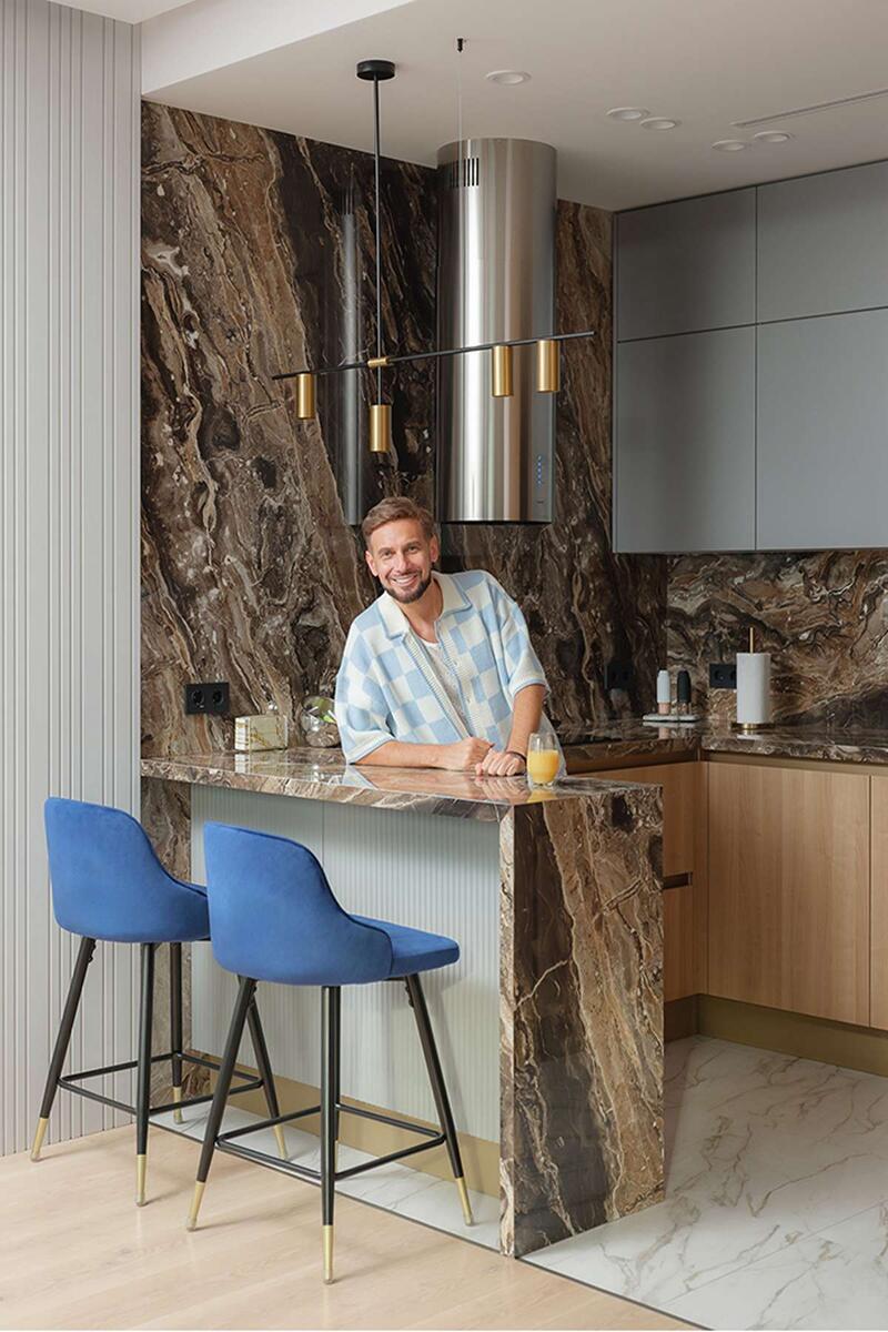 Андрей Разыграев на свой кухне, изготовленной на мебельной фабрике "Мария"