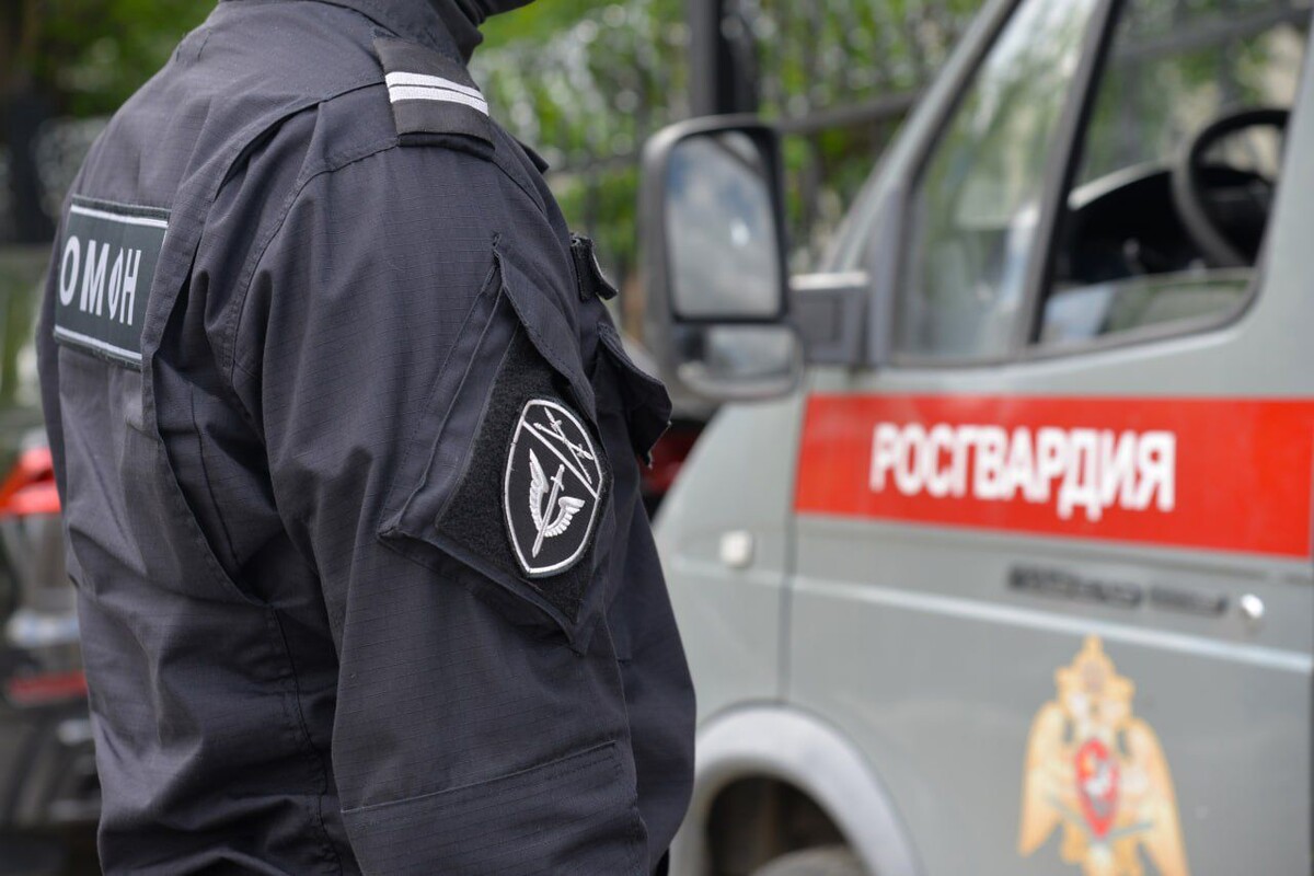 Росгвардейцы оцепили опасный участок и аккуратно извлекли опасную находку.  Фото: Фото предоставлено пресс-службой управления Росгвардии по Свердловской области