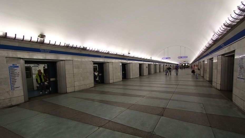    Станция метро "Парк Победы" на синей линии метро в Петербурге. Автор фото: Евгений Иванов / "Деловой Петербург"
